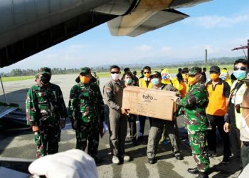 Bantuan alat kesehatan yang diangkut menggunakan pesawat Hercules milik TNI AU.