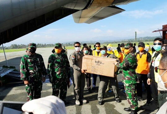 Bantuan alat kesehatan yang diangkut menggunakan pesawat Hercules milik TNI AU.