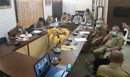 Suasana rapat virtual jajaran Pemkot Gorontalo, bersama Gubernur dan pimpunan daerah lainnya di Provinsi Gorontalo.