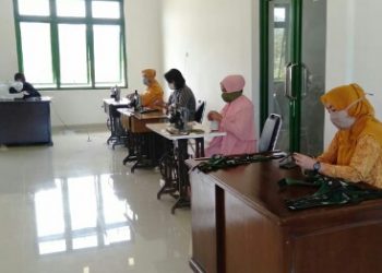 Anggota Persit Kodim Gorontalo Utara saat memproduksi masker.