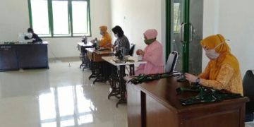 Anggota Persit Kodim Gorontalo Utara saat memproduksi masker.