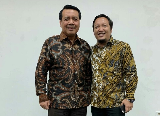 Ketua Umum Dewan Pimpinan Pusat (DPP) IKA UII Dr. H. M. Syarifuddin, S.H., M.H. yang juga selaku Ketua Mahkamah Agung (MA) RI periode 2020 – 2025 bersama Ketua DPW Ikatan Keluarga Alumni Universitas Islam Indonesia (IKA UII) Gorontalo,  Duke Arie Widagdo. Foto: koleksi pribadi.