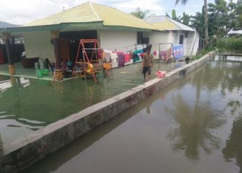 Salah satu rumah warga di Kota Gorontalo yang terendam air. Foto: Lukman Polimengo.