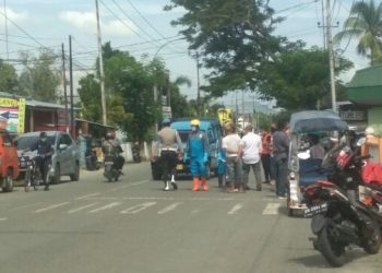 Petugas melakukan penyemprotan dengan radius 50 meter dari rumah pasien yang diduga terjangkit virus corona.