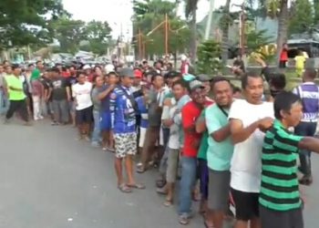 Para pengendara bentor saat antri untuk menerima bantuan Sembako dari Pemprov, di depan Rumah Dinas Jabatan Gubernur Gorontalo, Selasa (7/4/2020).