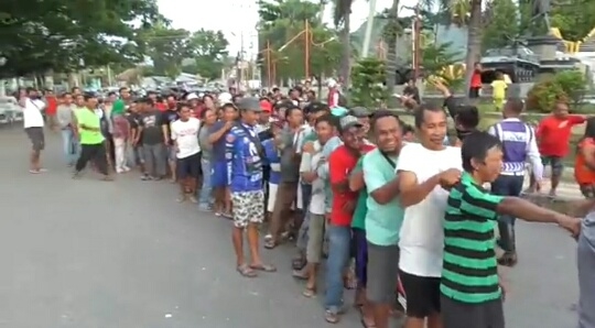 Para pengendara bentor saat antri untuk menerima bantuan Sembako dari Pemprov, di depan Rumah Dinas Jabatan Gubernur Gorontalo, Selasa (7/4/2020).