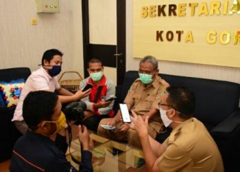 Haris Ahamadong, Juru Biacara Gugus Tugas Covid 19, saat diwawancarai awak media.