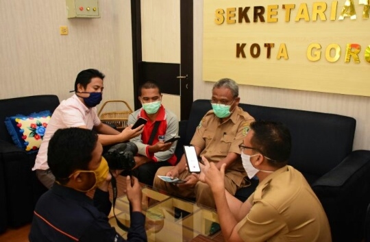 Haris Ahamadong, Juru Biacara Gugus Tugas Covid 19, saat diwawancarai awak media.