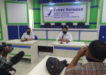 Kepala BPOM Gorontalo saat membetikan keterangan pers.  Foto: Lukman Polimengo