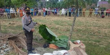 Aparat kepolisian saat melakukan olah TKP.