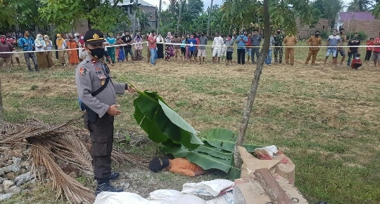 Aparat kepolisian saat melakukan olah TKP.