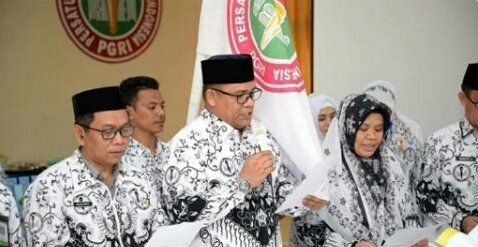 Ketua PGRI Provinsi Gorontalo, Edwart Wolok.