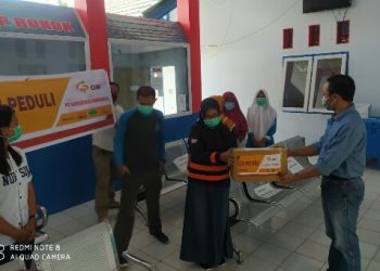 Penyerahan APD dari PT Gorontalo Minersls kepada salah satu Puskesmas di Kabupaten Bone Bolango.