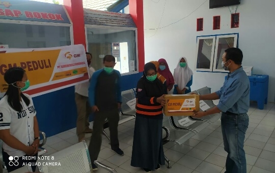 Penyerahan APD dari PT Gorontalo Minersls kepada salah satu Puskesmas di Kabupaten Bone Bolango.