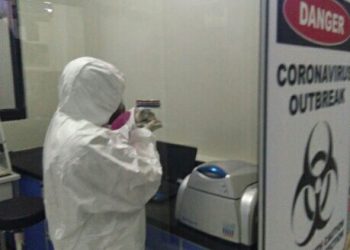 Seorang petugas di laboratorium BPOM Gorontalo tengah memperlihatkan alat yang akan digunakan untuk menguji spesimen Covid 19. Foto: Lukman Polimengo.