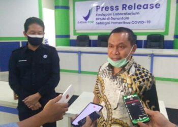 Wakil Ketua DPRD Provinsi Gorontalo,  La Ode Haimudin didampingi Kepala BPOM Gorontalo, Yudi Noviandi saat diwawancara awak media. Fofo: Lukman Polimengo