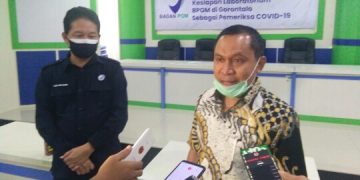 Wakil Ketua DPRD Provinsi Gorontalo,  La Ode Haimudin didampingi Kepala BPOM Gorontalo, Yudi Noviandi saat diwawancara awak media. Fofo: Lukman Polimengo