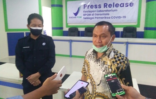 Wakil Ketua DPRD Provinsi Gorontalo,  La Ode Haimudin didampingi Kepala BPOM Gorontalo, Yudi Noviandi saat diwawancara awak media. Fofo: Lukman Polimengo