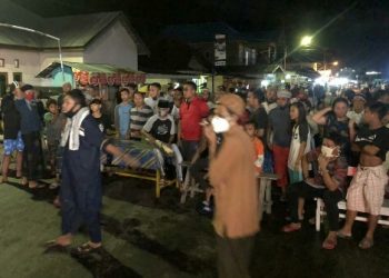 Aksi warga Kelurahan Talumolo yang melakukan blokade jalan. Sumber foto: WAG Paniki Reborn.