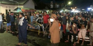 Aksi warga Kelurahan Talumolo yang melakukan blokade jalan. Sumber foto: WAG Paniki Reborn.