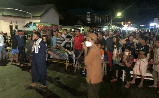 Aksi warga Kelurahan Talumolo yang melakukan blokade jalan. Sumber foto: WAG Paniki Reborn.