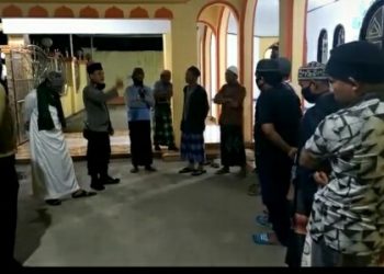 Kapolsek Dungingi, IPDA Moh. Atmal Fauzi bersama Bhabinkamtibmas turun memantau aktivitas ibadah di beberapa Masjid di Kecamatan Dungingi, Minggu (26/4/2020).