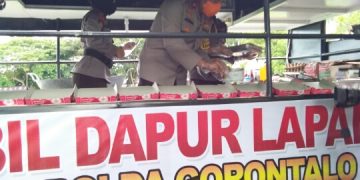 Kapolda Gorontalo, Brigjen Pol. Adnas saat menyiapkan makanan yang nantinya akan diberikan kepada warga terdampak Covid  19. Foto: Lukman Polimengo.