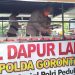 Kapolda Gorontalo, Brigjen Pol. Adnas saat menyiapkan makanan yang nantinya akan diberikan kepada warga terdampak Covid  19. Foto: Lukman Polimengo.