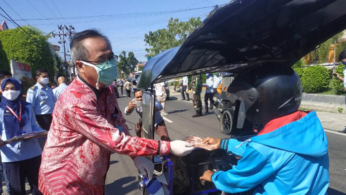 Kantor Wilayah (kanwil) Kementerian Hukum dan Hak Asasi Manusia (Kemenkumham) Gorontalo, menggelar kegiatan Gerakan Sosial  dengan membagikan APD masker kain produksi dari warga binaan yang ada UPT Pemasyarakatan Wilayah Gorontalo.