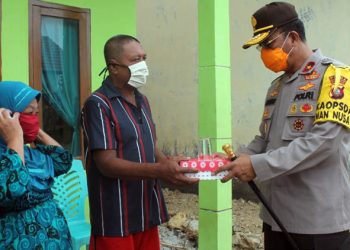 Kapolda Gorontalo Brigjen Polisi Adnas bersama personel Polda Gorontalo yang tergabung dalam operasi Aman Nusa II melaksanakan bagi-bagi masker kepada masyarakat yang berada di Lingkungan V, Kelurahan Kayu Bulan, Kecamatan Limboto Kabupaten Gorontalo, Rabu (15/4/2020). Foto: Humas Polda Gorontalo.