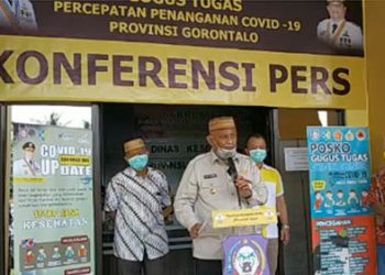 Gubernur Gorontalo, Rusli Habibie saat memberikan keterangan pers di Posko Gugus Tugas Covid 19, Kantor Dinas kesehatan Provinsi Gorontalo, Jumat (24/4/2020).