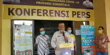 Gubernur Gorontalo, Rusli Habibie saat memberikan keterangan pers di Posko Gugus Tugas Covid 19, Kantor Dinas kesehatan Provinsi Gorontalo, Jumat (24/4/2020).