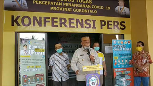 Gubernur Gorontalo, Rusli Habibie saat memberikan keterangan pers di Posko Gugus Tugas Covid 19, Kantor Dinas kesehatan Provinsi Gorontalo, Jumat (24/4/2020).