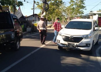 Aparat kepolisian saat melakukan penjagaan di perbatasan antara Kabupaten Bone Bolango dan Kota Gorontalo. Foto: Lukman Polimengo/mimoza.tv