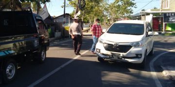 Aparat kepolisian saat melakukan penjagaan di perbatasan antara Kabupaten Bone Bolango dan Kota Gorontalo. Foto: Lukman Polimengo/mimoza.tv