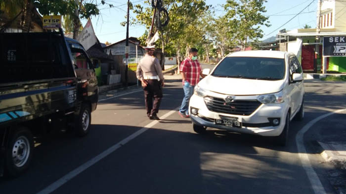 Aparat kepolisian saat melakukan penjagaan di perbatasan antara Kabupaten Bone Bolango dan Kota Gorontalo. Foto: Lukman Polimengo/mimoza.tv