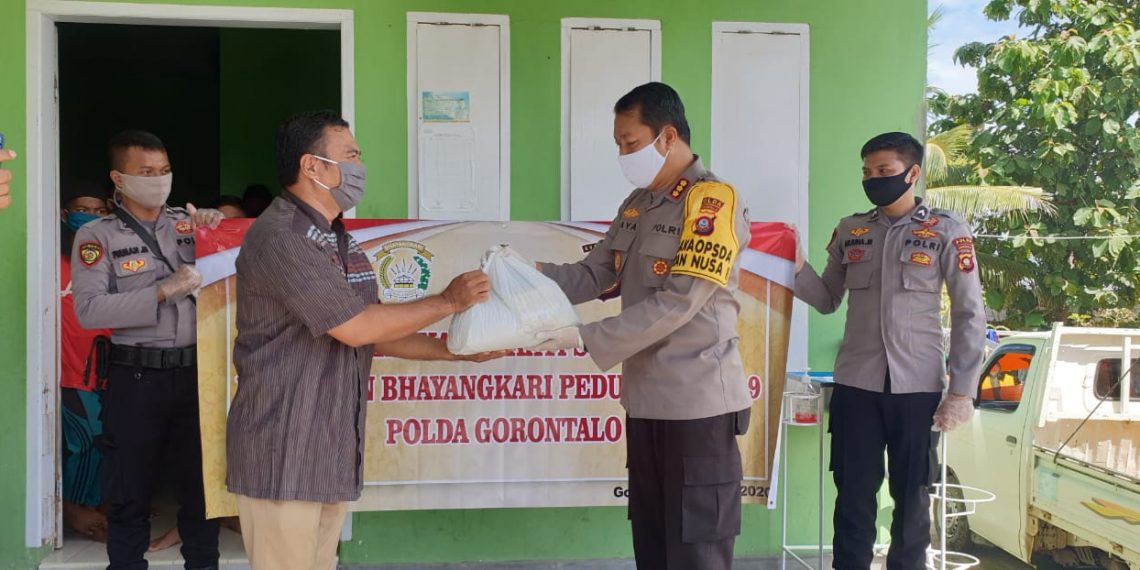 Polda Gorontalo beserta Polres jajaran menggelar gerakan bhakti sosial secara serempak berupa bagi bagi sembako dengan menyasar panti asuhan, para fakir miskin, pekerja yang tidak tetap yang terdampak corona, keluarga Polri yang sakit serta pekerja harian lepas di lingkungan Polda/Polres Selasa (21/4/20). Foto: Humas Polda Gorontalo.