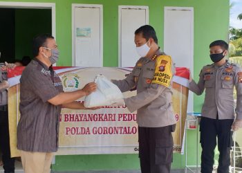 Polda Gorontalo beserta Polres jajaran menggelar gerakan bhakti sosial secara serempak berupa bagi bagi sembako dengan menyasar panti asuhan, para fakir miskin, pekerja yang tidak tetap yang terdampak corona, keluarga Polri yang sakit serta pekerja harian lepas di lingkungan Polda/Polres Selasa (21/4/20). Foto: Humas Polda Gorontalo.