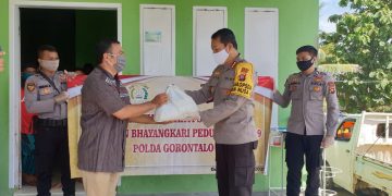 Polda Gorontalo beserta Polres jajaran menggelar gerakan bhakti sosial secara serempak berupa bagi bagi sembako dengan menyasar panti asuhan, para fakir miskin, pekerja yang tidak tetap yang terdampak corona, keluarga Polri yang sakit serta pekerja harian lepas di lingkungan Polda/Polres Selasa (21/4/20). Foto: Humas Polda Gorontalo.