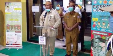 Gubernur Gorontalo, Rusli Habibie saat memberikan keterangan dalam press conference. Foto: Lukman Polimengo