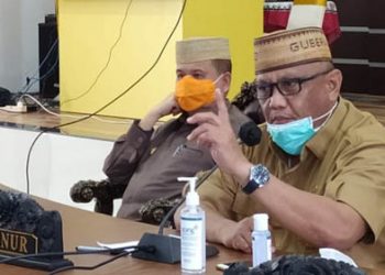 Gubernur Gorontalo, Rusli Habibie saat memberikan keterangan pers. Foto: Arfandy Ibrahim.