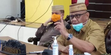 Gubernur Gorontalo, Rusli Habibie saat memberikan keterangan pers. Foto: Arfandy Ibrahim.