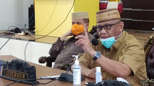 Gubernur Gorontalo, Rusli Habibie saat memberikan keterangan pers. Foto: Arfandy Ibrahim.