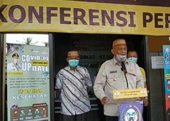 Gubernur Gorontalo, Rusli Habibie saat memberikan keterangan pers, Jumat (24/4/2020).