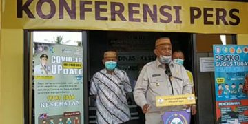 Gubernur Gorontalo, Rusli Habibie saat memberikan keterangan pers, Jumat (24/4/2020).
