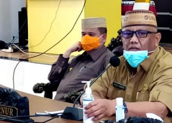 Gubernur Gorontalo, Rusli Habibie saat memberikan keterangan pers. Foto: Arfandy Ibrahim.