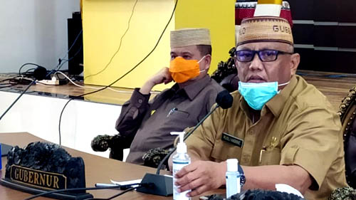 Gubernur Gorontalo, Rusli Habibie saat memberikan keterangan pers. Foto: Arfandy Ibrahim.