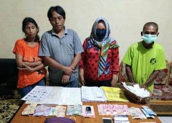 Pelaku judi Togel saat diamankan Tim Resmob Polda Gorontalo, bersama barang bukti. Foto: Humas Polda Gorontalo.