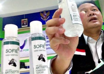 Yudi Noviandi saat memperlihatkan cairan hand sanitizer buatan UMKM binaan BPOM Gorontalo, Selasa (28/4/2020). Foto: Lukman Polimengo.