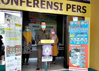Koordinator Tim Medis Gugus Tugas Percepatan Penanganan (GTPP) Covid 19 Provinsi Gorontalo, dr Triyanto Bialangi saat memberikan keterangan pers terkait perkembangan virus Corona di Provinsi Gorontalo, Sabtu (25/4/2020).